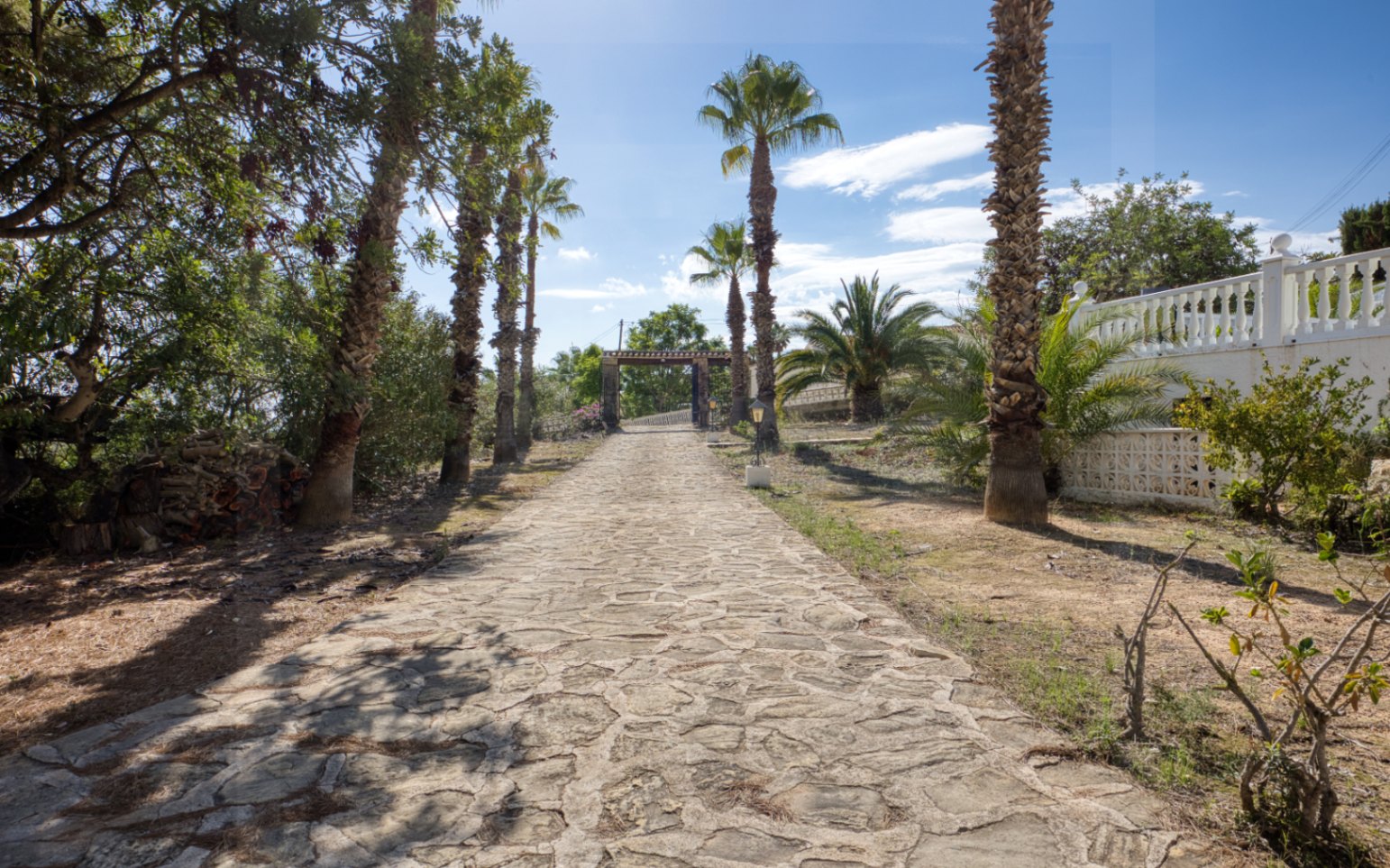 Oportunidad Exclusiva: Villa con Vistas al Mar y Potencial Excepcional