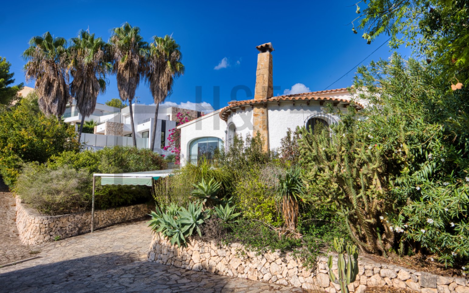 Chalet with Renovation Potential Near La Fustera Beach