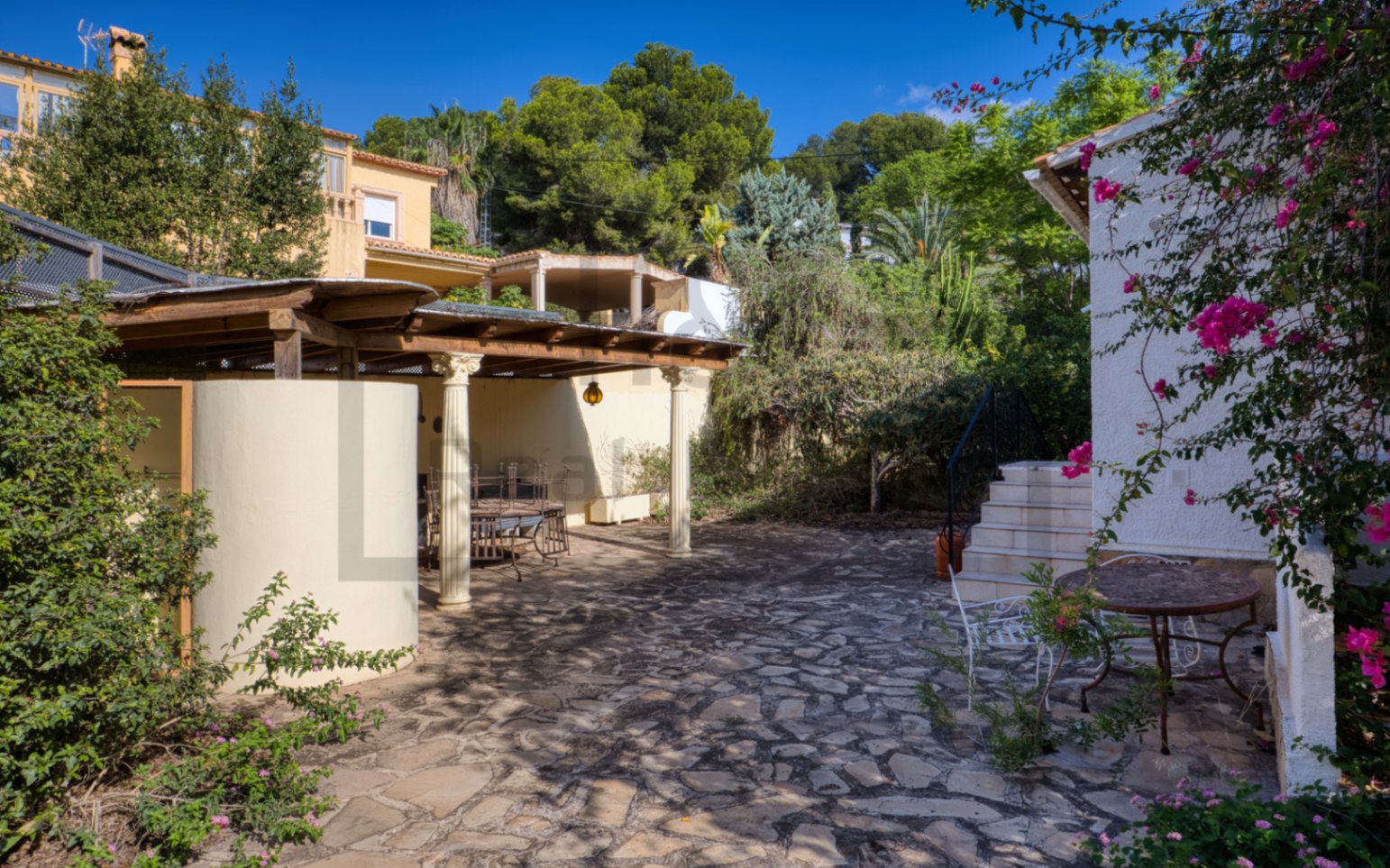 Chalet with Renovation Potential Near La Fustera Beach