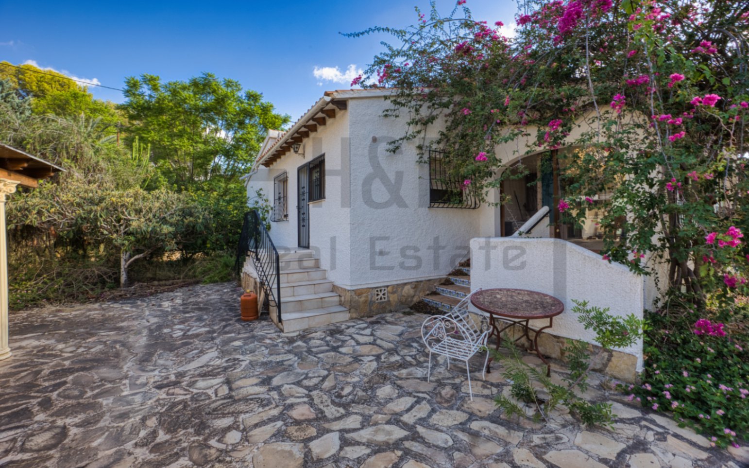Chalet with Renovation Potential Near La Fustera Beach