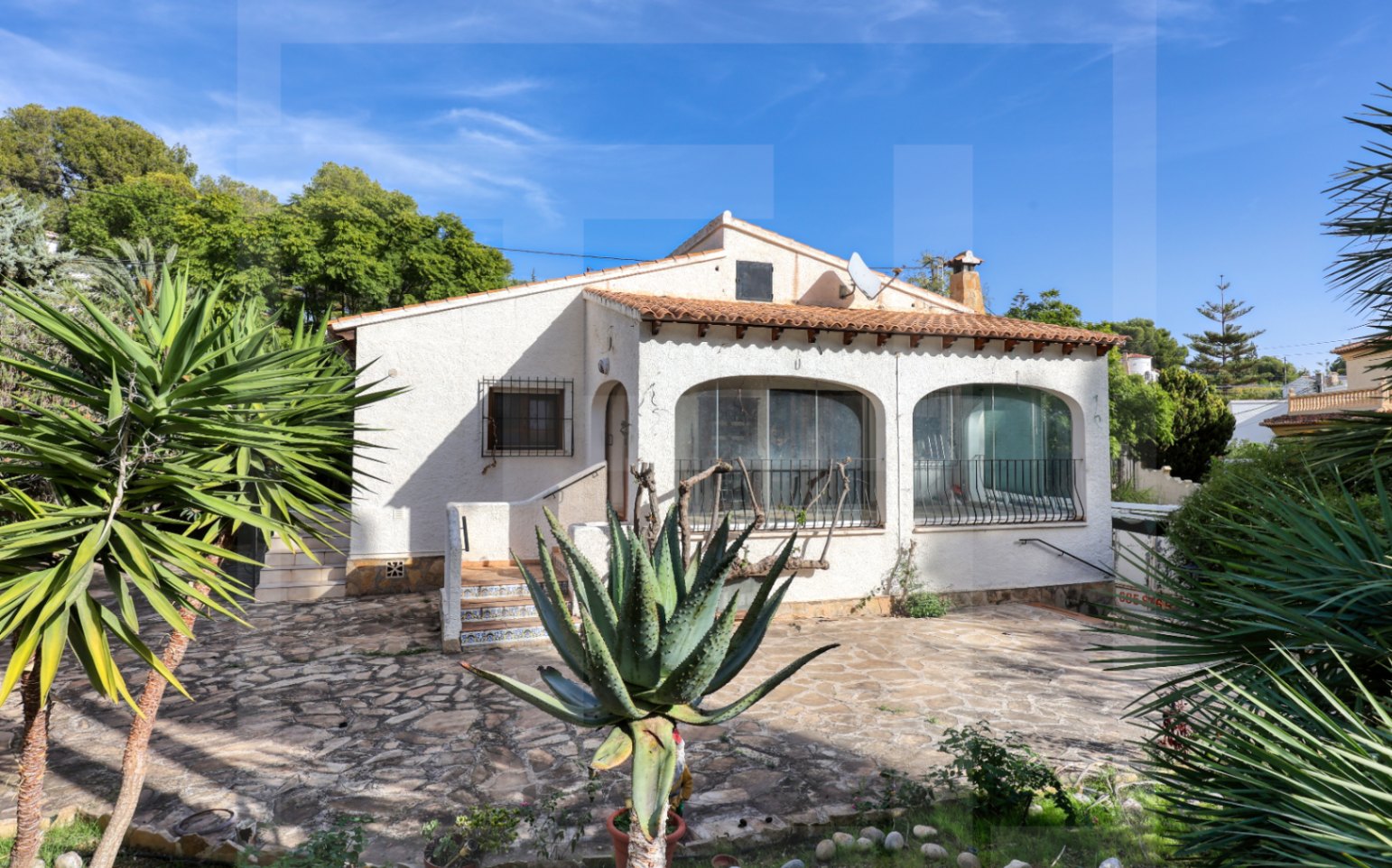 Chalet with Renovation Potential Near La Fustera Beach