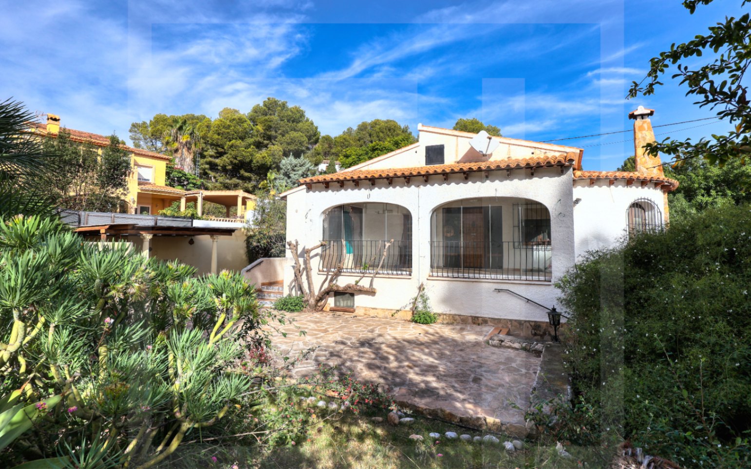Chalet with Renovation Potential Near La Fustera Beach