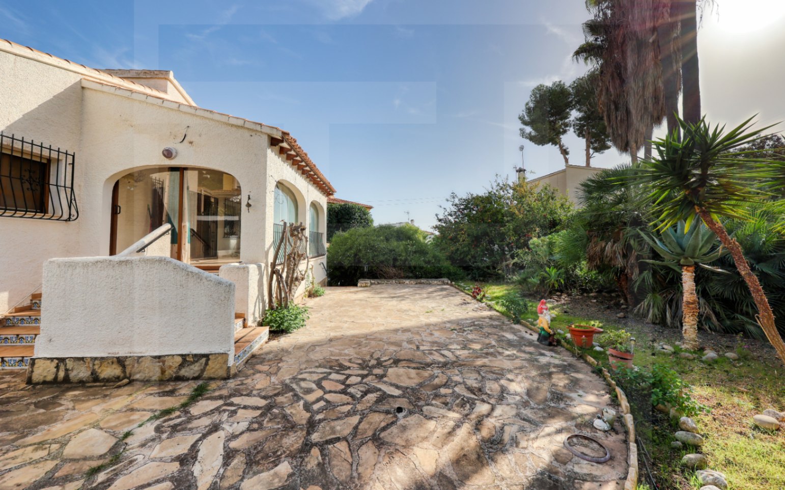 Chalet with Renovation Potential Near La Fustera Beach
