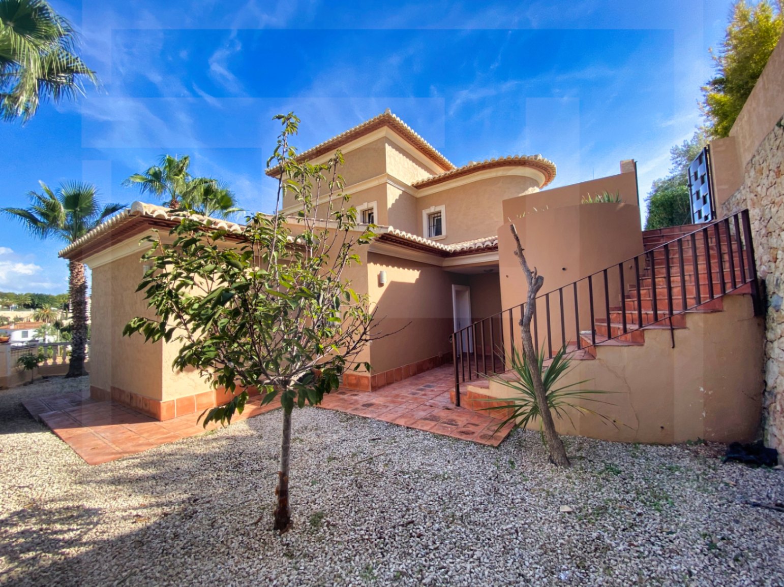 Live just steps from the Mediterranean in one of the most desirable areas of the Costa Blanca