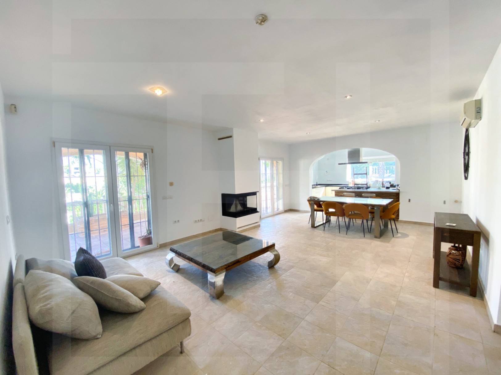 Live just steps from the Mediterranean in one of the most desirable areas of the Costa Blanca