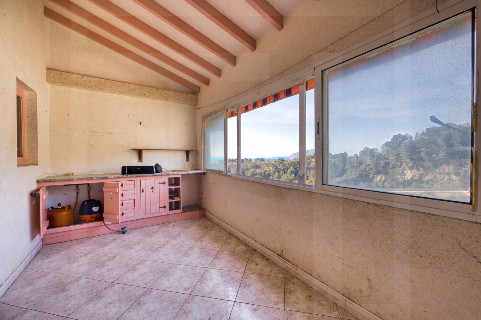 Apartment for sale with sea views in Benissa Costa (La Viña – Montemar), 1 bedroom, to be renovated.