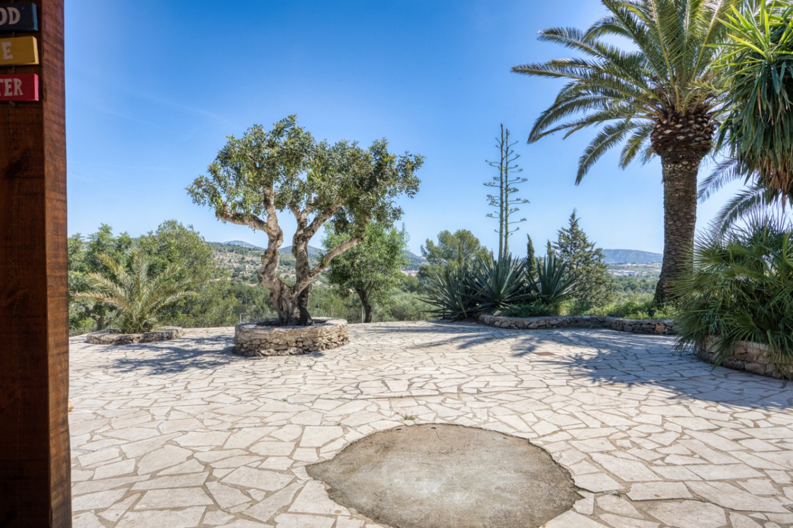 Villa de lujo en el campo en venta en Benissa con vistas al mar, apartamento de invitados y parcela de 4,000m²