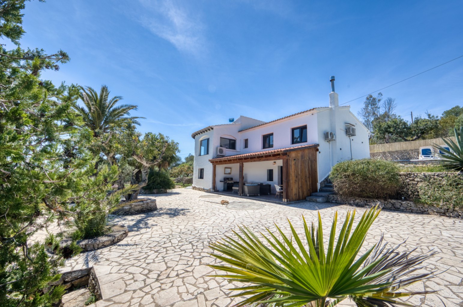 Villa de lujo en el campo en venta en Benissa con vistas al mar, apartamento de invitados y parcela de 4,000m²