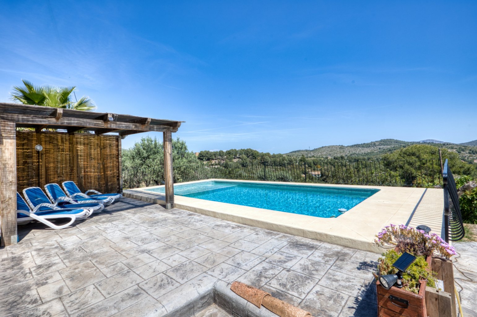 Villa de lujo en el campo en venta en Benissa con vistas al mar, apartamento de invitados y parcela de 4,000m²