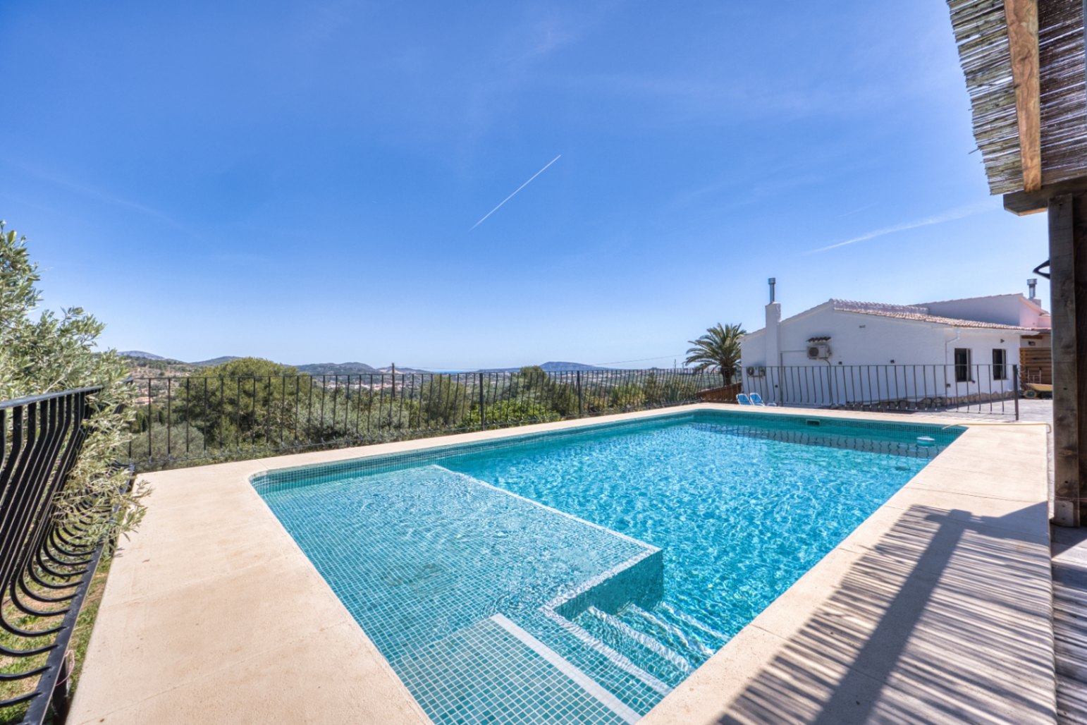 Villa de lujo en el campo en venta en Benissa con vistas al mar, apartamento de invitados y parcela de 4,000m²