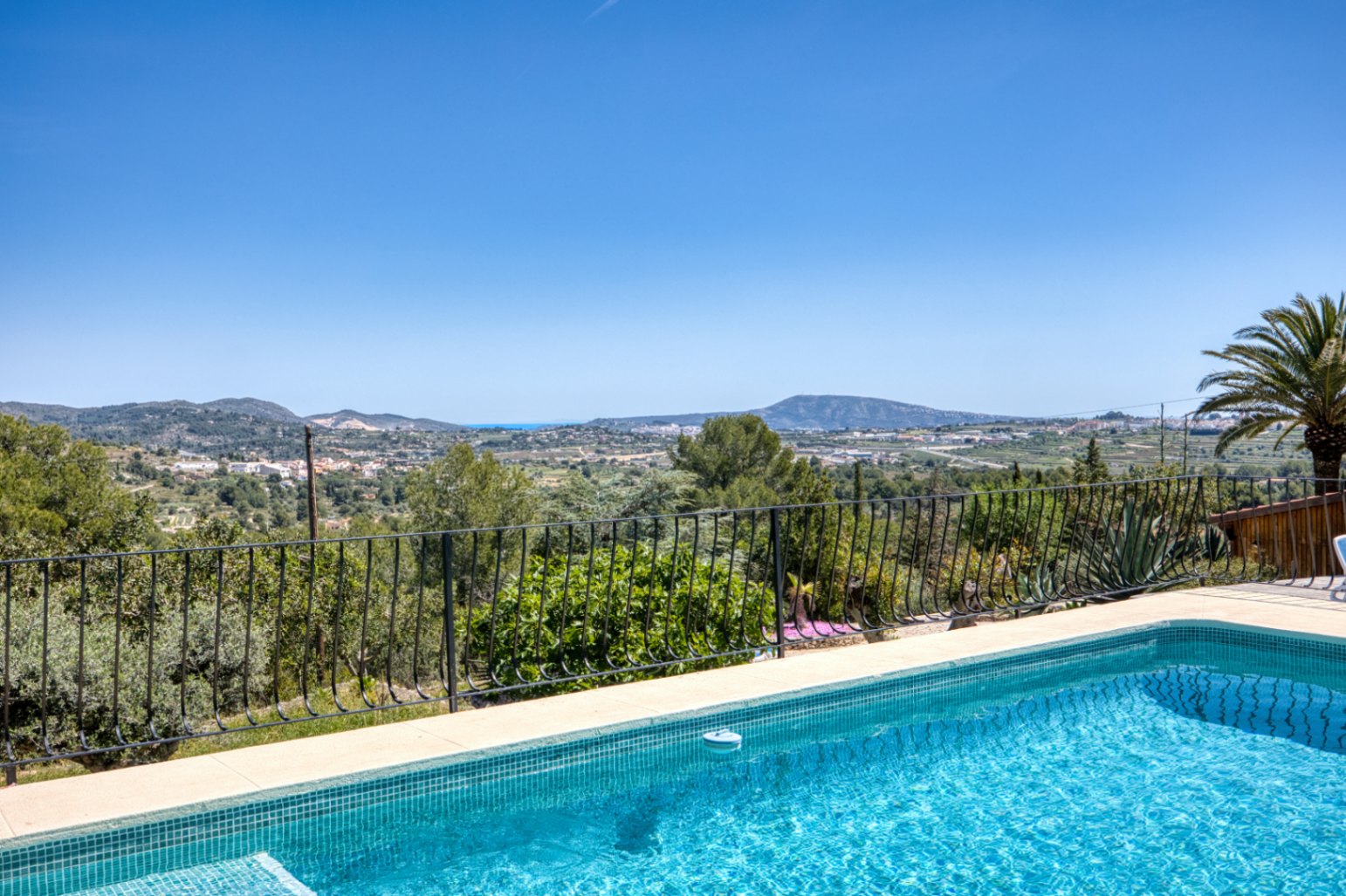 Villa de lujo en el campo en venta en Benissa con vistas al mar, apartamento de invitados y parcela de 4,000m²