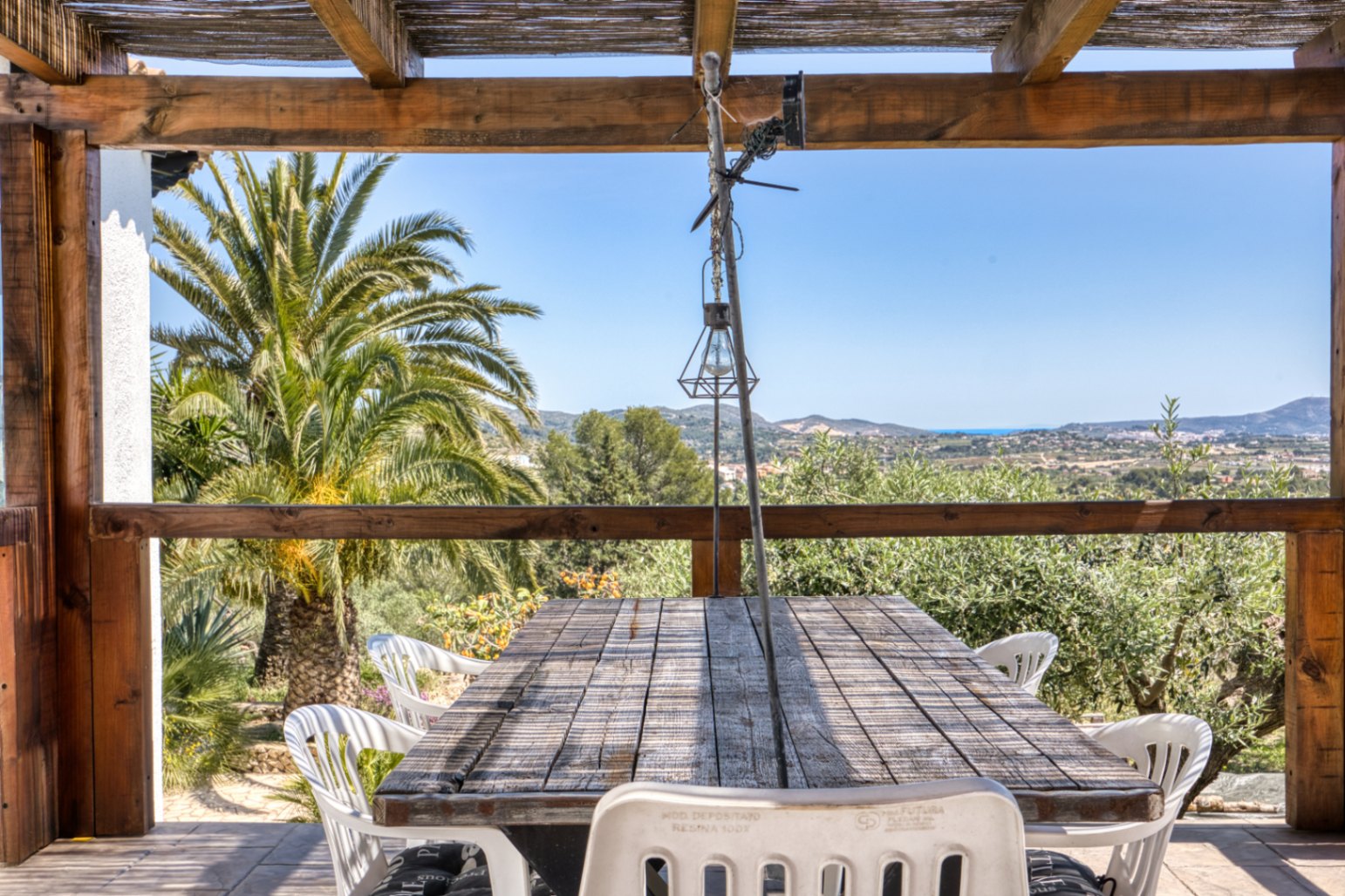 Villa de lujo en el campo en venta en Benissa con vistas al mar, apartamento de invitados y parcela de 4,000m²