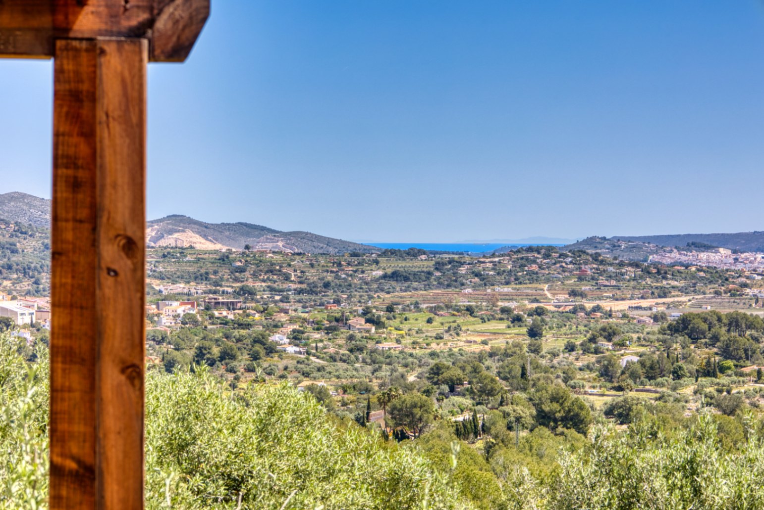 Villa de lujo en el campo en venta en Benissa con vistas al mar, apartamento de invitados y parcela de 4,000m²