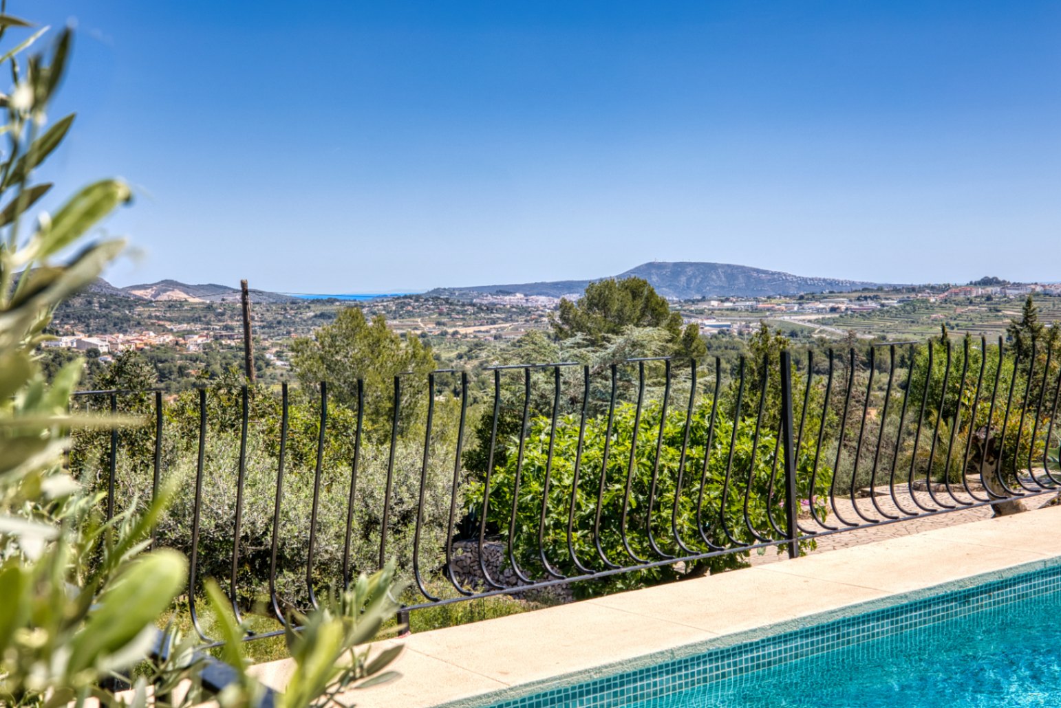 Villa de lujo en el campo en venta en Benissa con vistas al mar, apartamento de invitados y parcela de 4,000m²