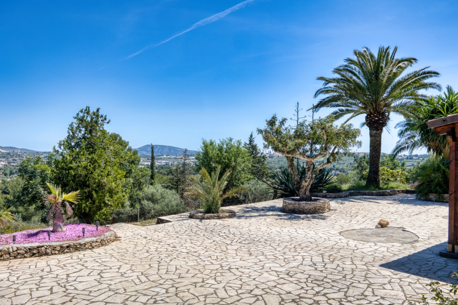 Villa de lujo en el campo en venta en Benissa con vistas al mar, apartamento de invitados y parcela de 4,000m²