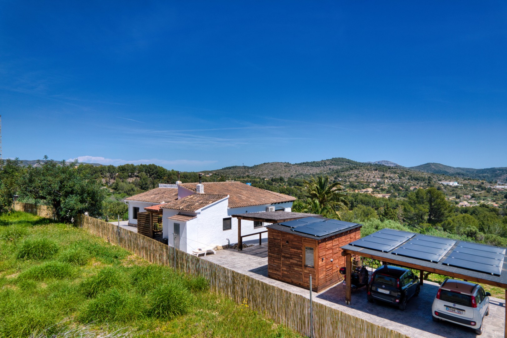 Villa de lujo en el campo en venta en Benissa con vistas al mar, apartamento de invitados y parcela de 4,000m²