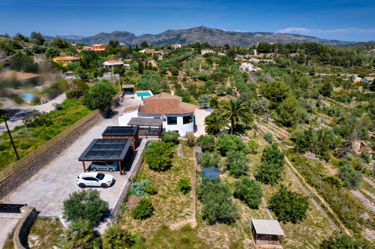Villa de lujo en el campo en venta en Benissa con vistas al mar, apartamento de invitados y parcela de 4,000m²