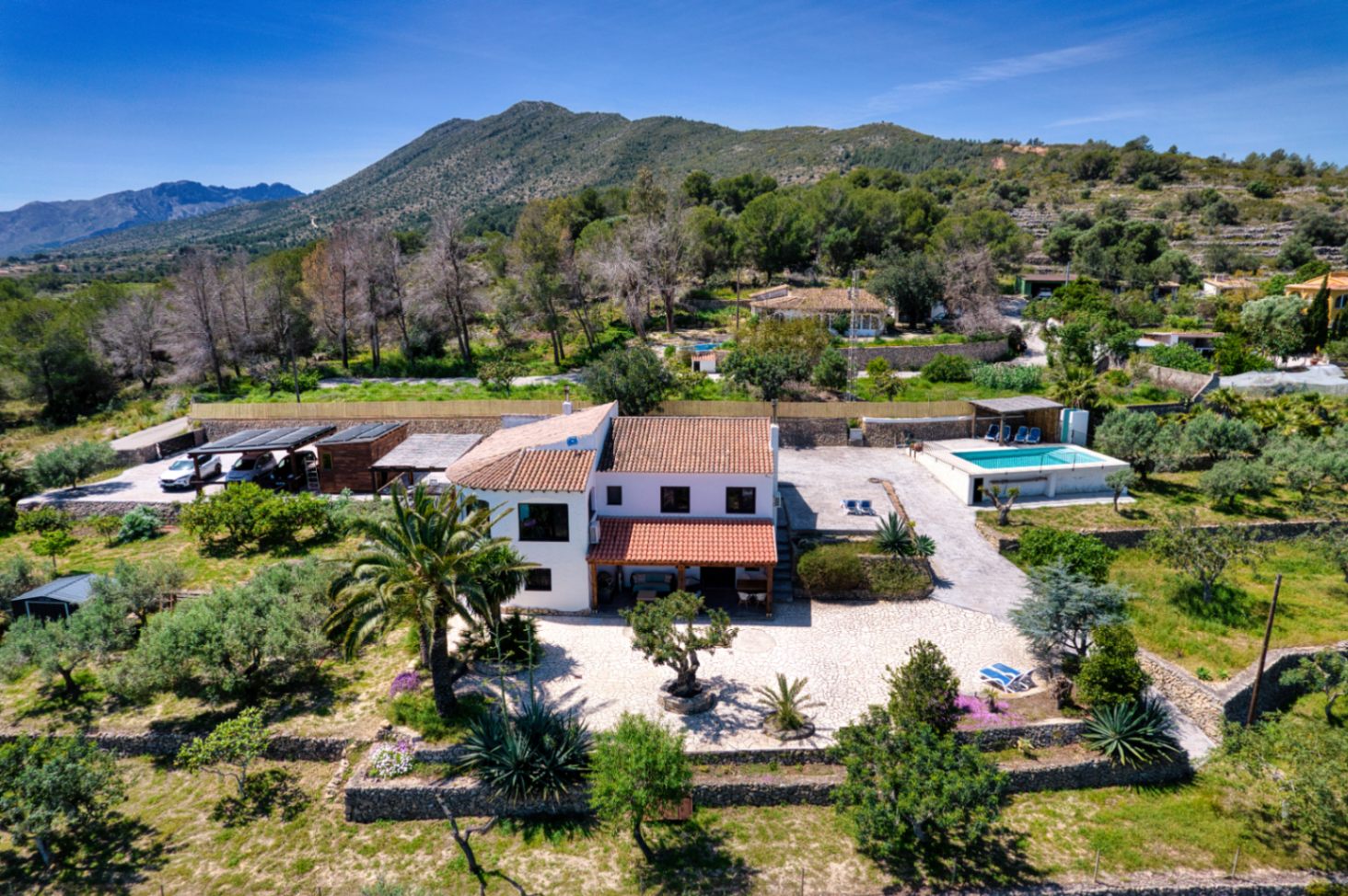 Villa de lujo en el campo en venta en Benissa con vistas al mar, apartamento de invitados y parcela de 4,000m²