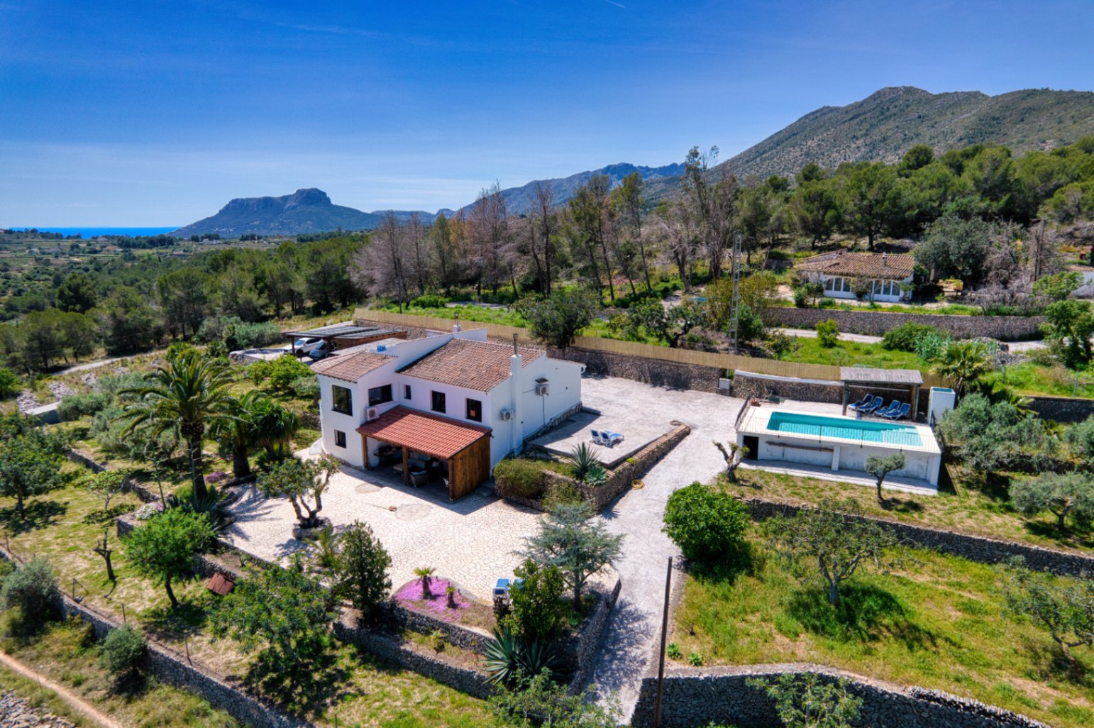 Villa de lujo en el campo en venta en Benissa con vistas al mar, apartamento de invitados y parcela de 4,000m²