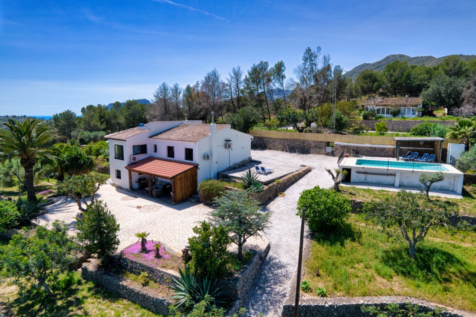 Villa de lujo en el campo en venta en Benissa con vistas al mar, apartamento de invitados y parcela de 4,000m²