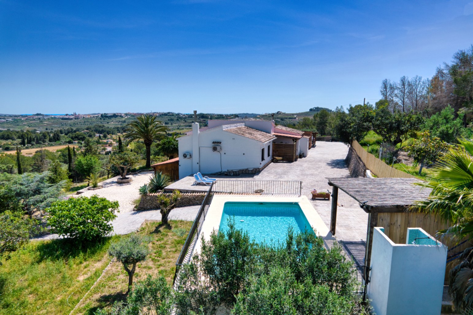 Villa de lujo en el campo en venta en Benissa con vistas al mar, apartamento de invitados y parcela de 4,000m²