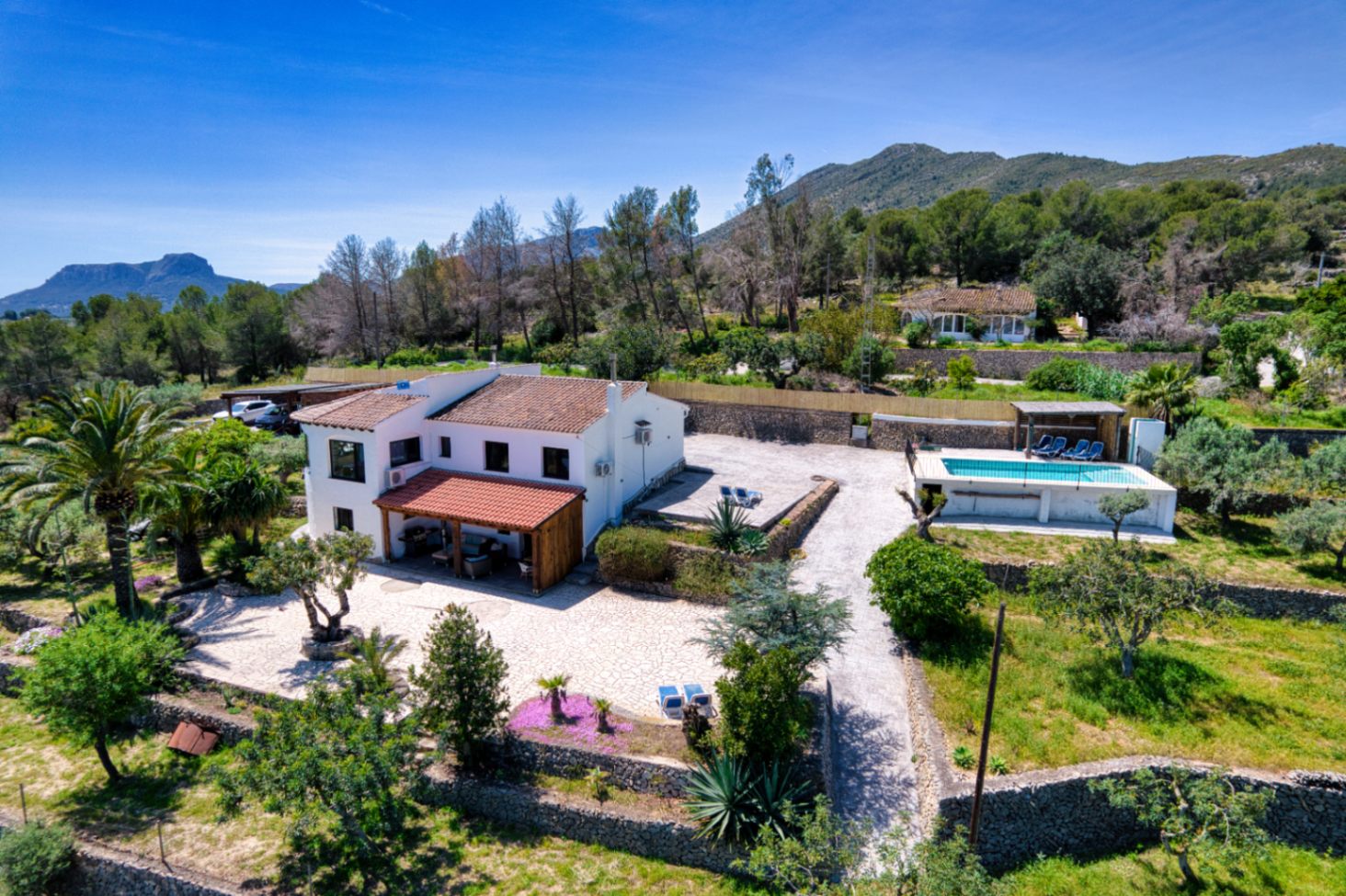Villa de lujo en el campo en venta en Benissa con vistas al mar, apartamento de invitados y parcela de 4,000m²