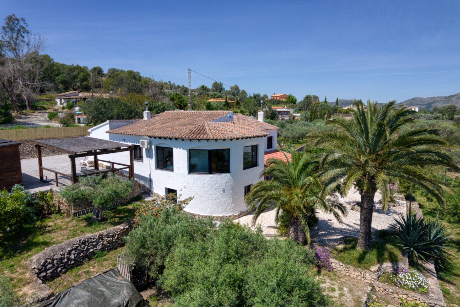 Villa de lujo en el campo en venta en Benissa con vistas al mar, apartamento de invitados y parcela de 4,000m²