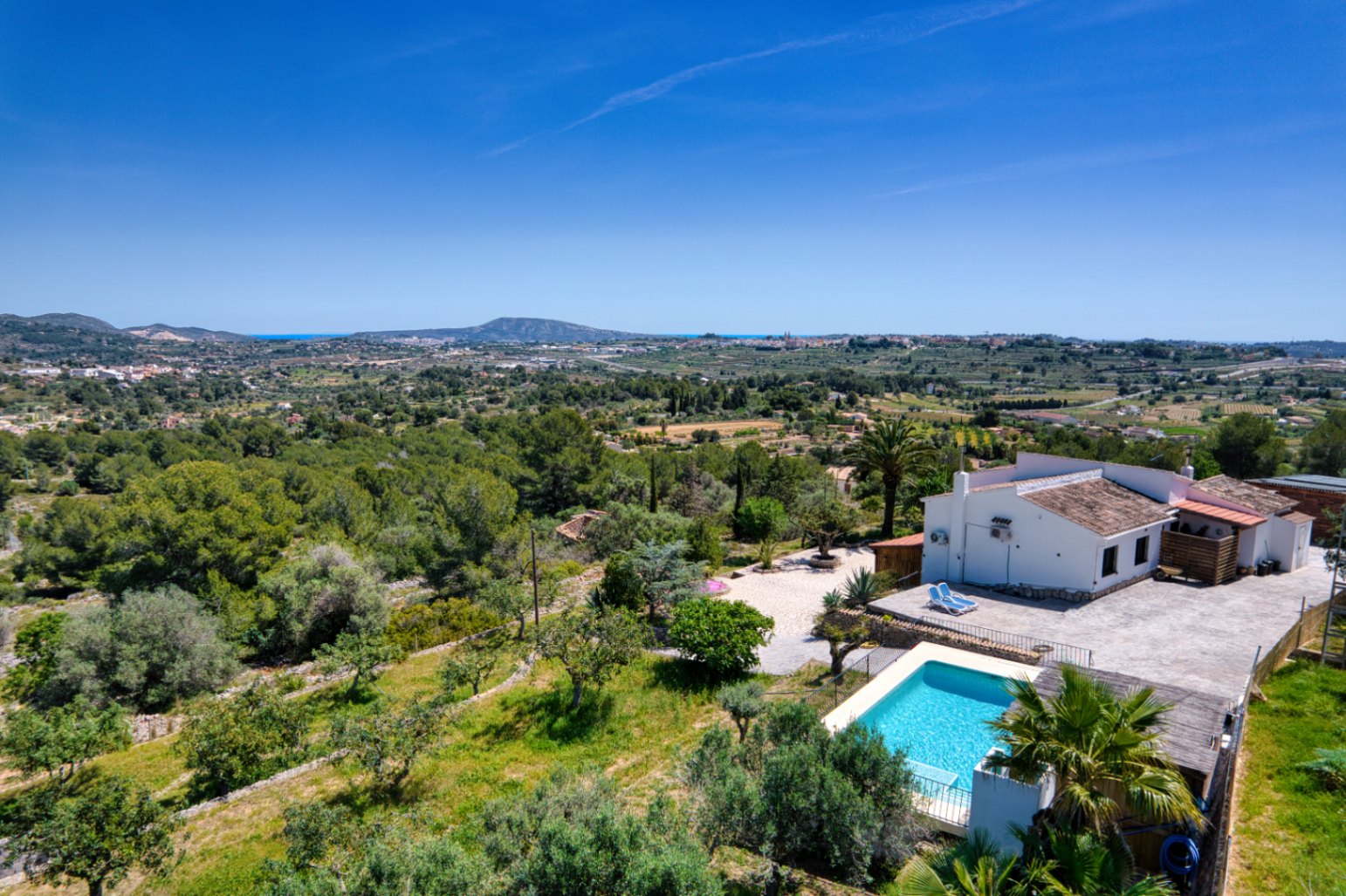Villa de lujo en el campo en venta en Benissa con vistas al mar, apartamento de invitados y parcela de 4,000m²