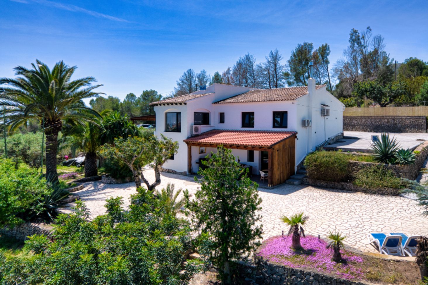 Villa de lujo en el campo en venta en Benissa con vistas al mar, apartamento de invitados y parcela de 4,000m²