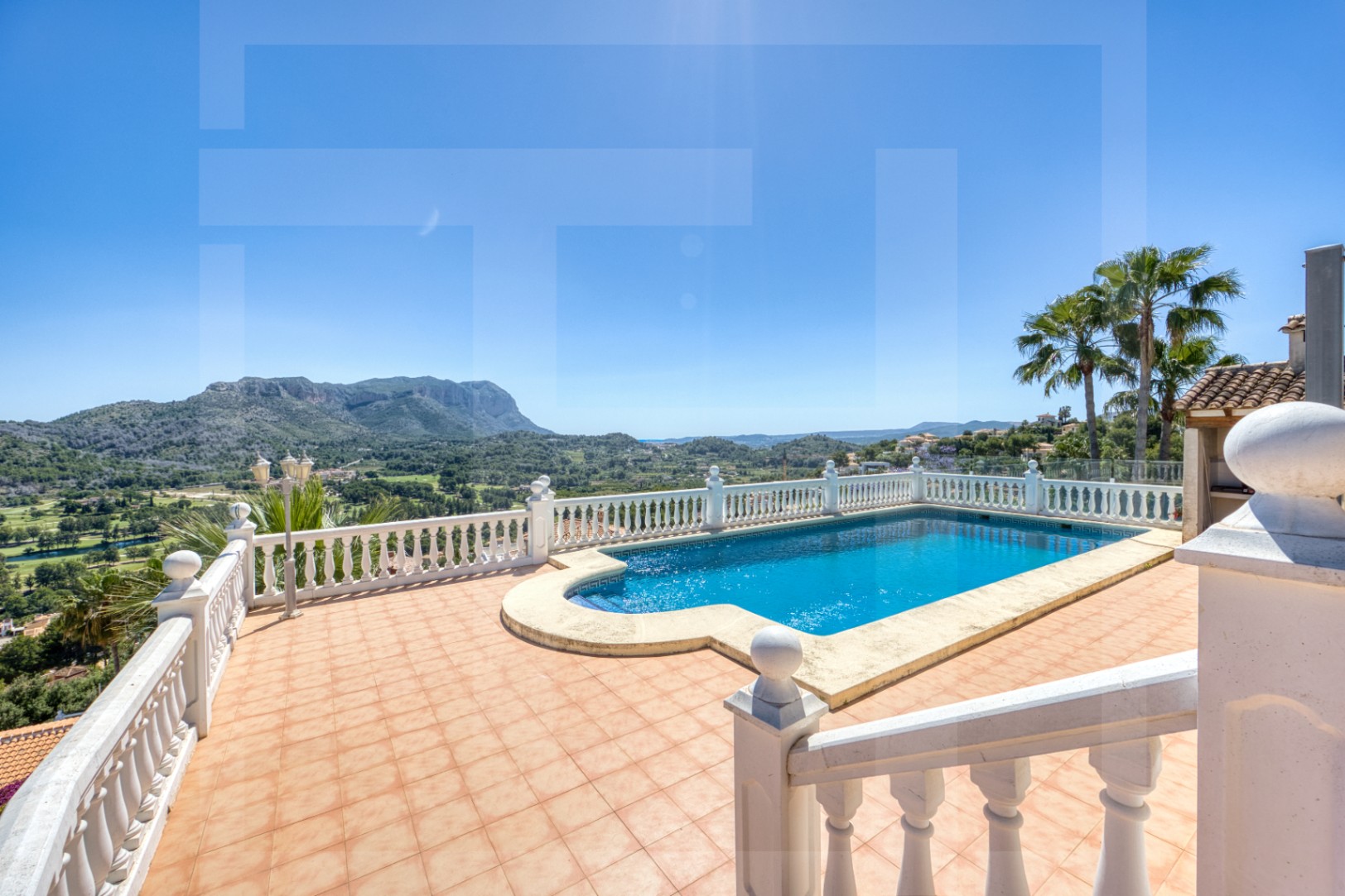 Villa for sale in La Sella with views of the sea, golf, and Montgó.