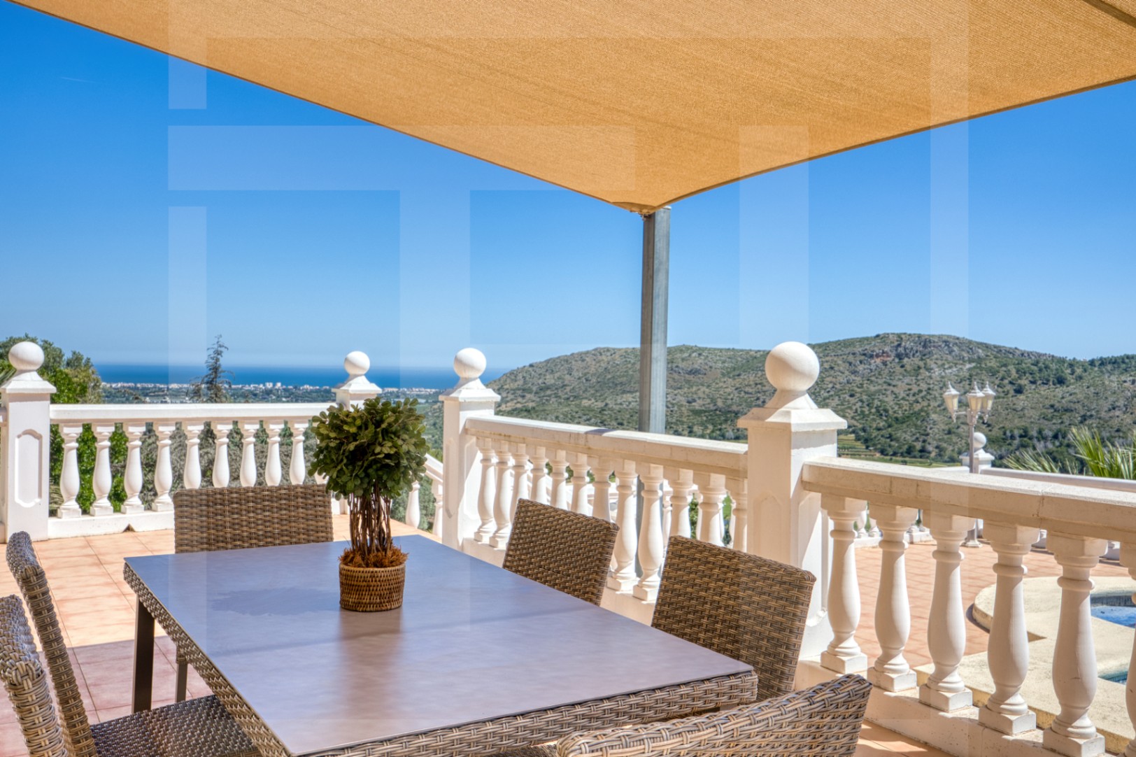 Villa for sale in La Sella with views of the sea, golf, and Montgó.