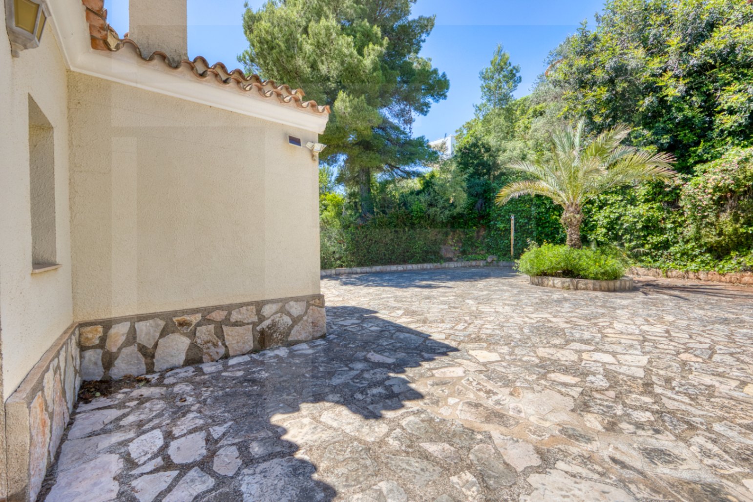 Villa for sale in La Sella with views of the sea, golf, and Montgó.