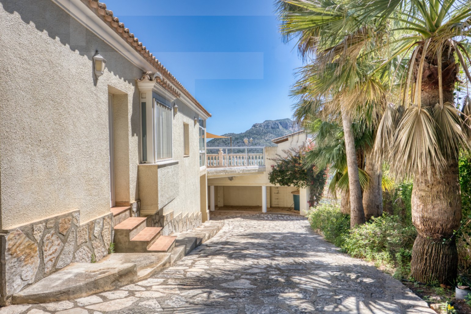 Villa for sale in La Sella with views of the sea, golf, and Montgó.