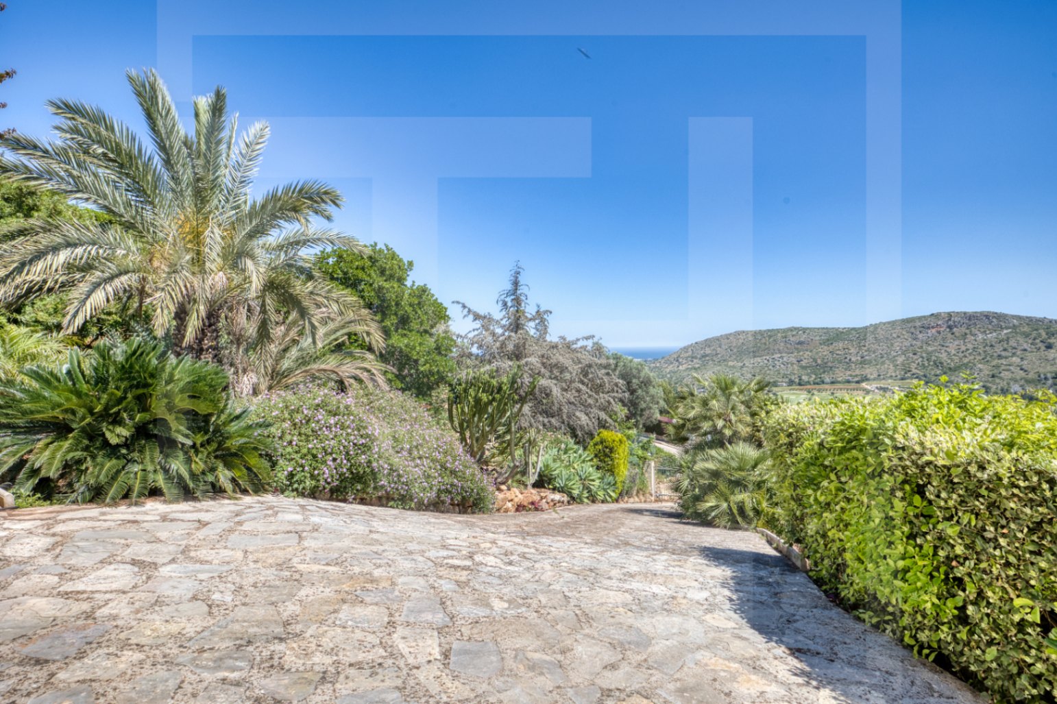 Villa for sale in La Sella with views of the sea, golf, and Montgó.