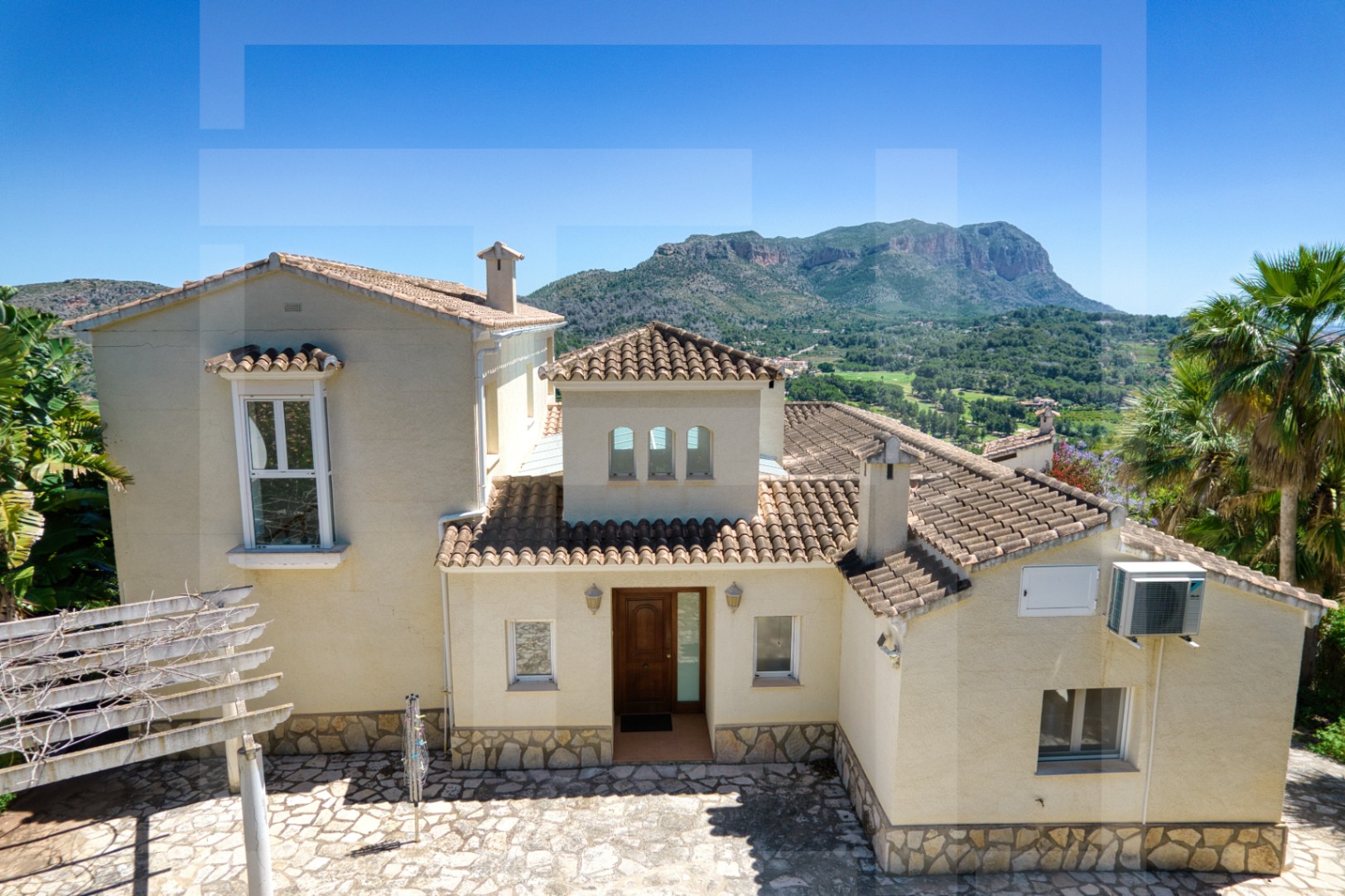 Villa for sale in La Sella with views of the sea, golf, and Montgó.