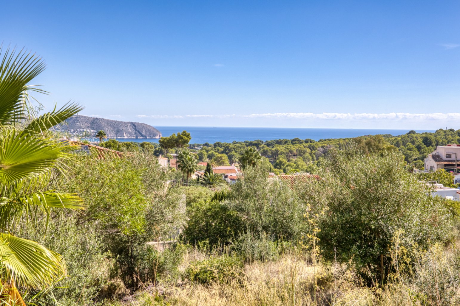 Parcela orientada al sur con vistas al mar en venta en Moraira