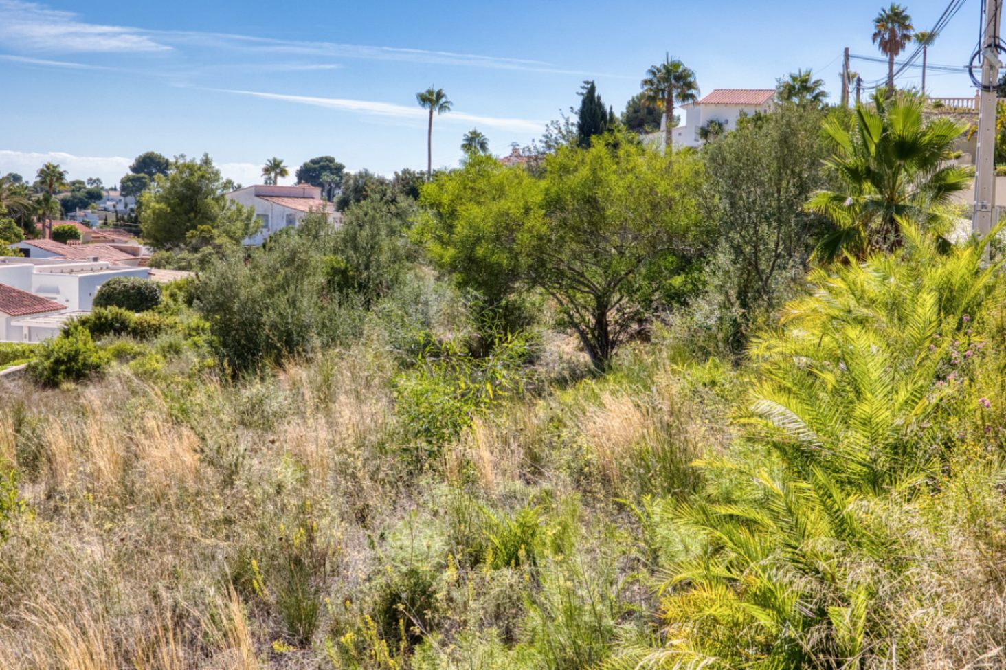 Parcela orientada al sur con vistas al mar en venta en Moraira