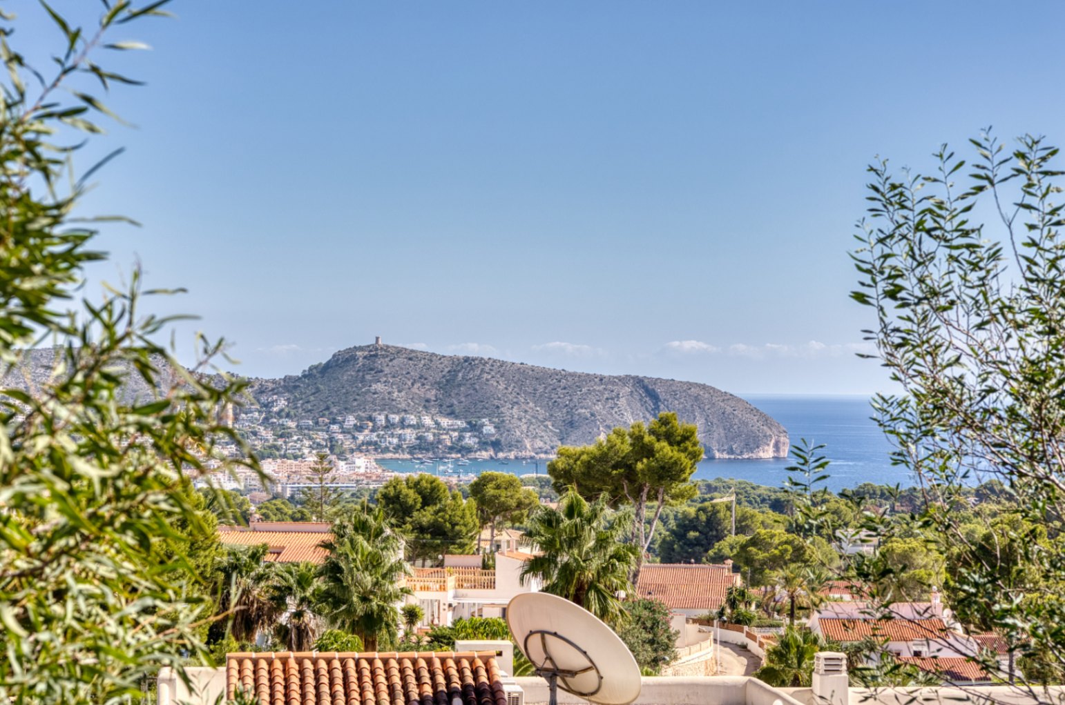 Parcela orientada al sur con vistas al mar en venta en Moraira