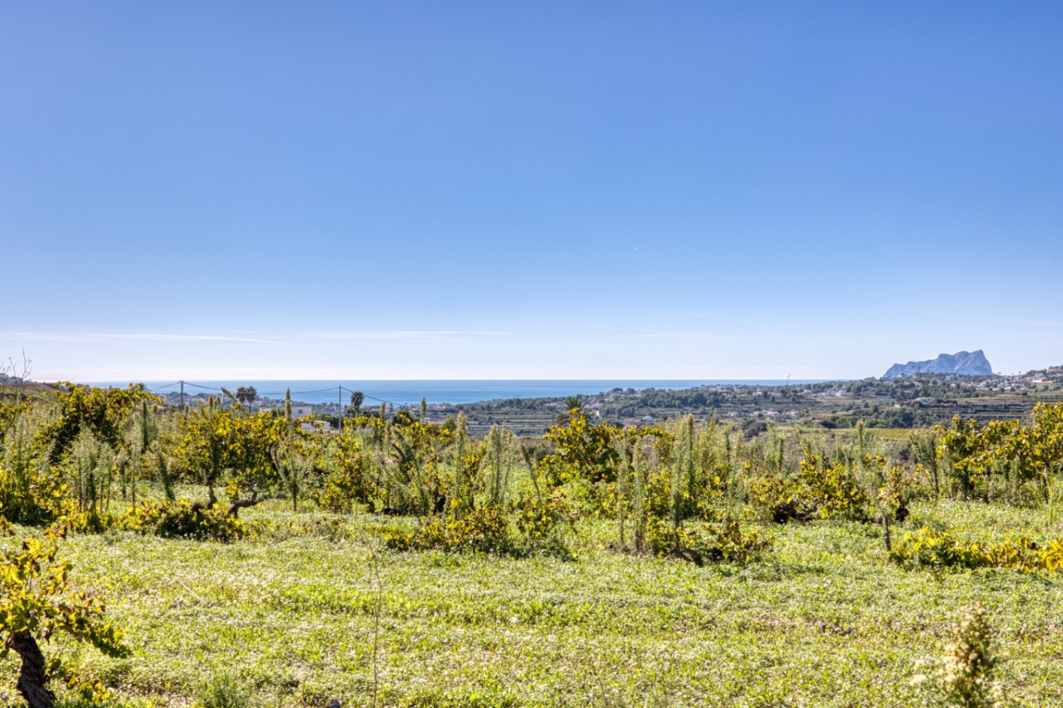Parcela en venta en Moraira con vistas al mar