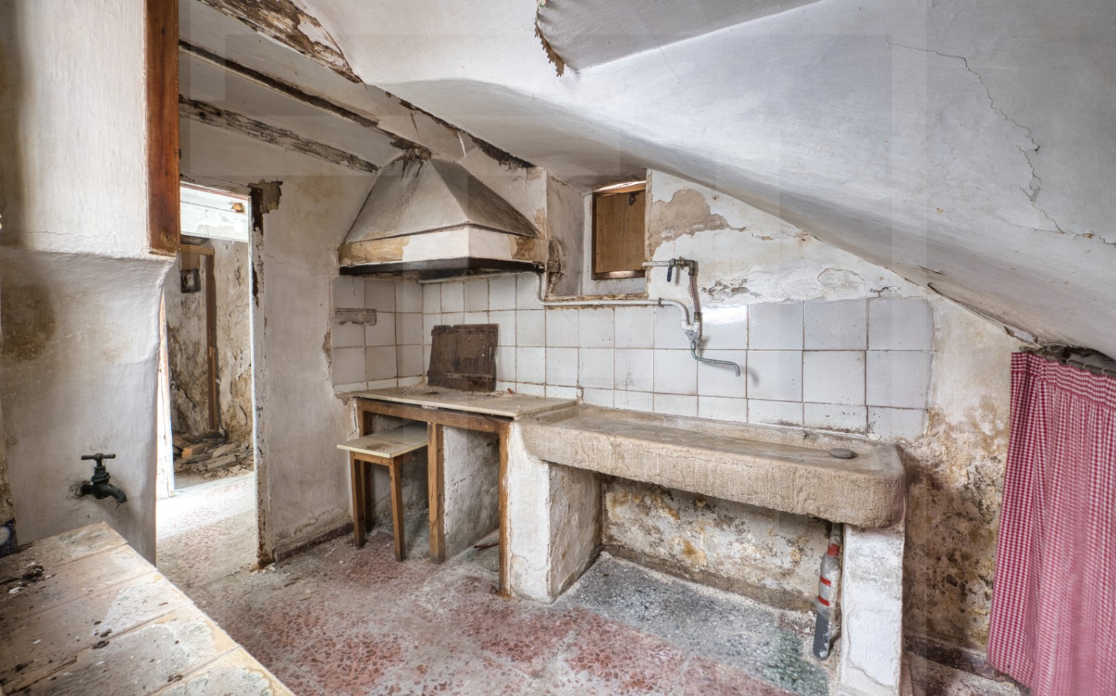 Charming Townhouse with Renovation Potential in the Heart of Benissa