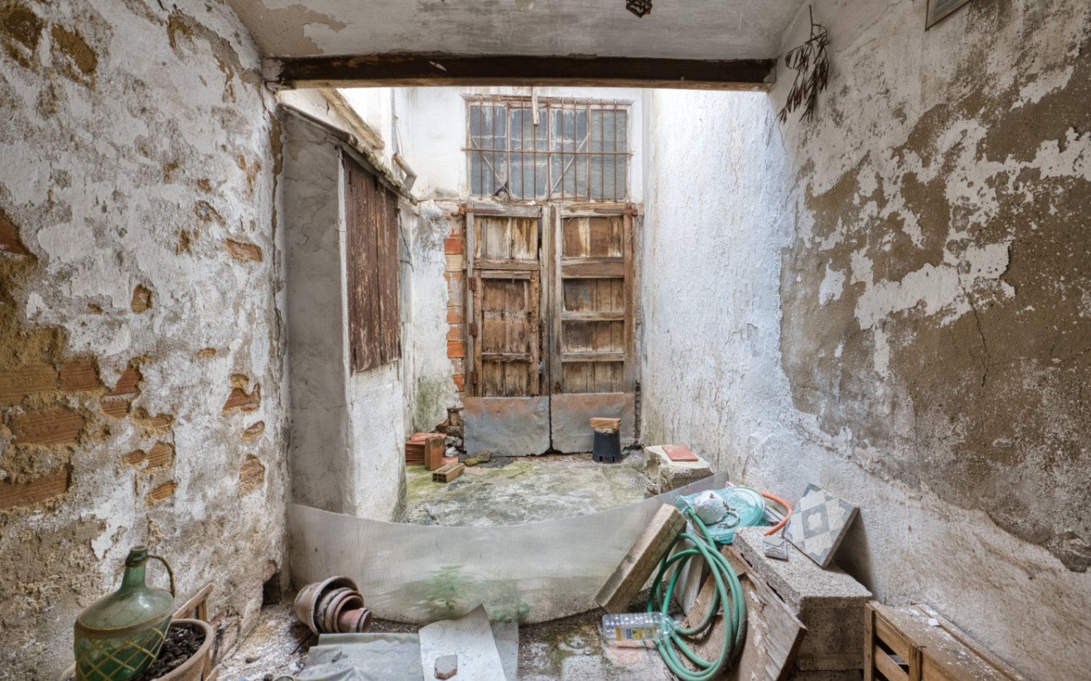 Charming Townhouse with Renovation Potential in the Heart of Benissa